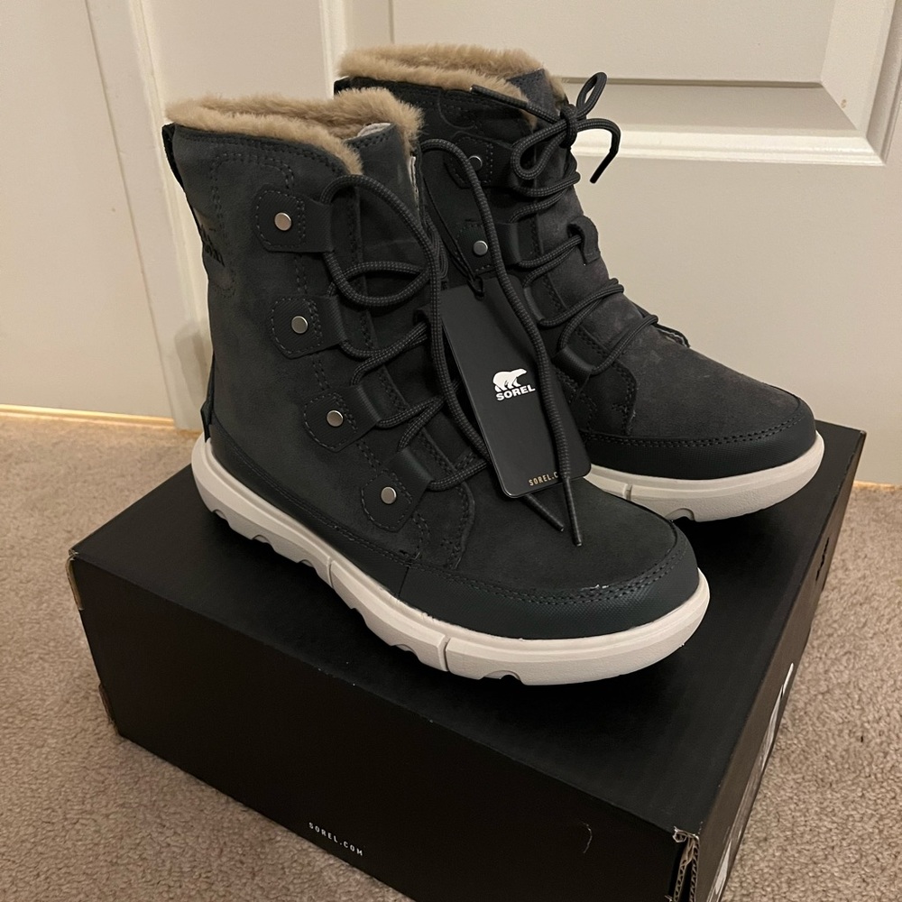 NWT Sorel explorer II Joan faux fur size 6.5